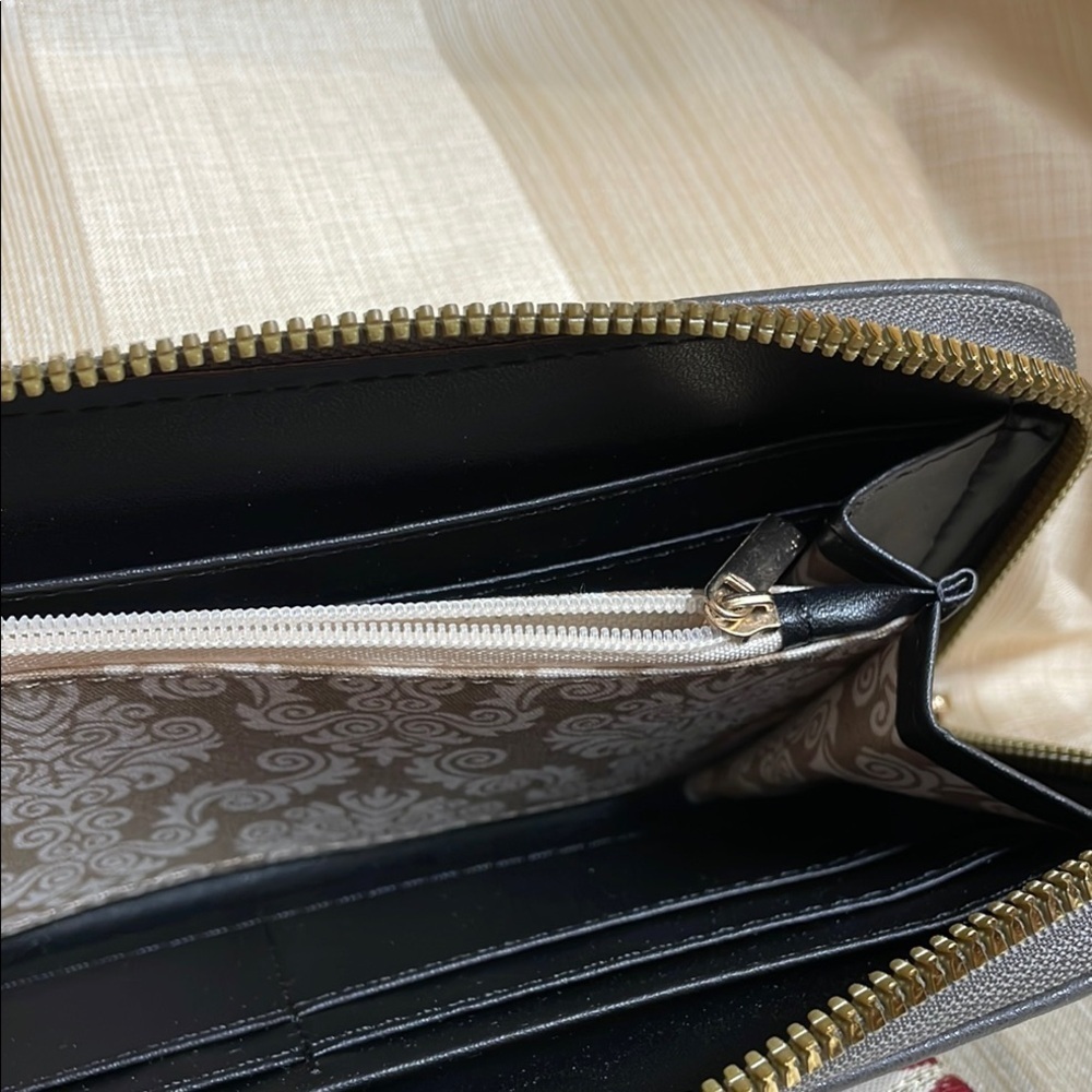 Sleek Grey Clutch with Wristlet and Chevron Detachable Key Ring - Picture 2 of 5